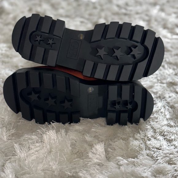 Brown with black accents, brand new Women’s Gianni Bini combat boots size 8.5 - Picture 2 of 3